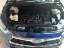 Load image into Gallery viewer, 1:18 Toyota Kluger Diecast Model
